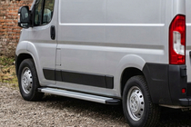 Fiat Ducato 2006-2025 Estribos Laterales Maya V2 (2 uds., Aluminio) foto 1