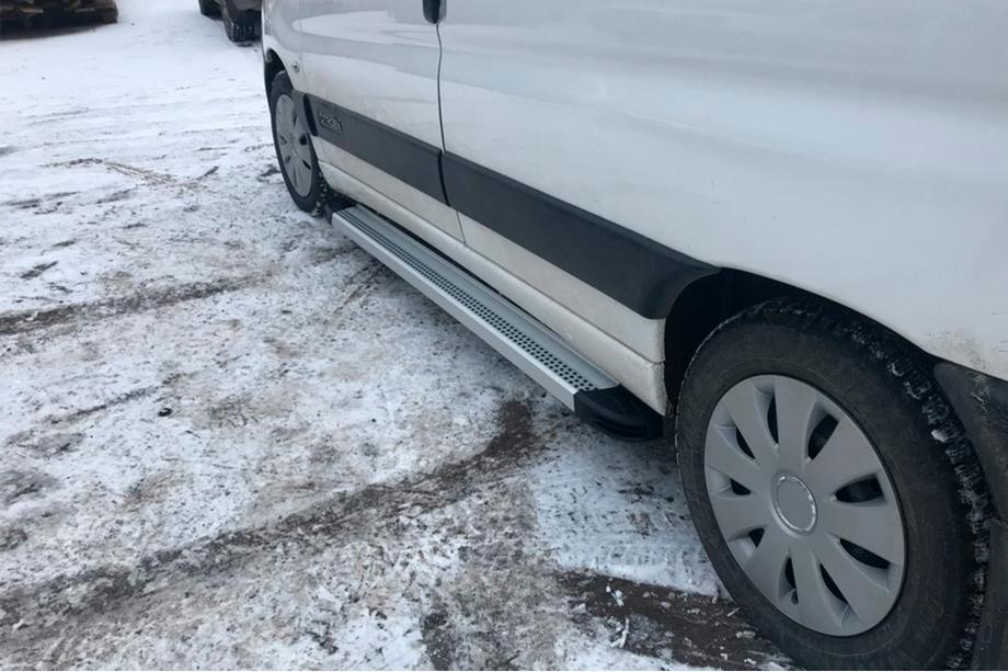 Peugeot Partner 1996-2008 Estribos Laterales Maya V2 (2 uds., Aluminio) Image