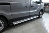 Renault Trafic 2001–2015 Estribos Laterales Maya V2 (2 uds., Aluminio) foto 1