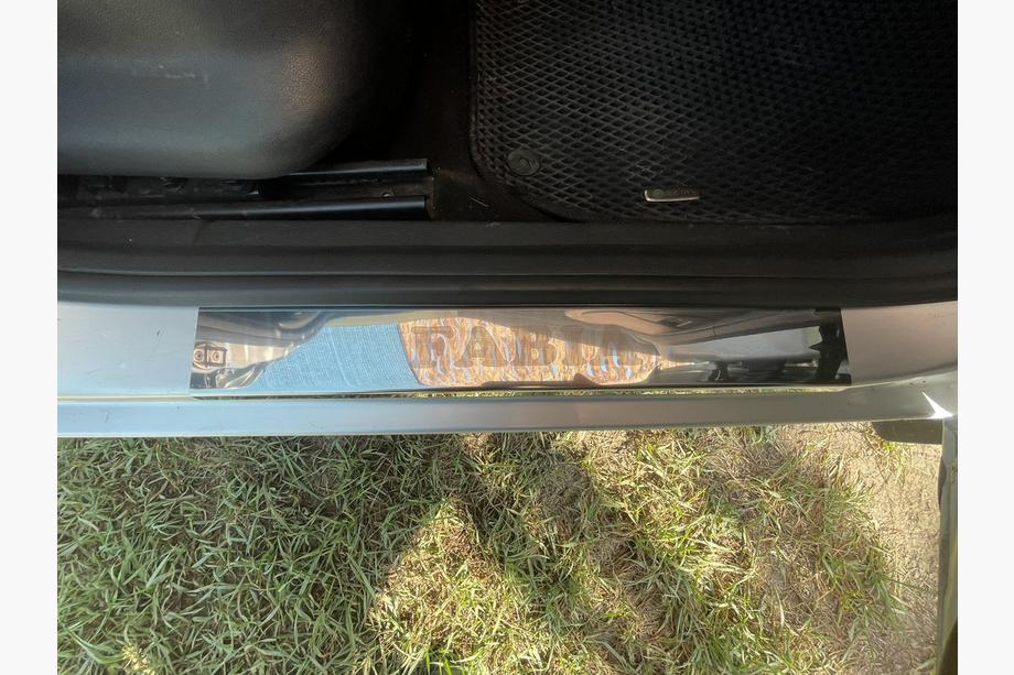 Skoda Fabia 2007-2014 Protectores de umbral Carmos (4 uds., acero inoxidable) Foto 2