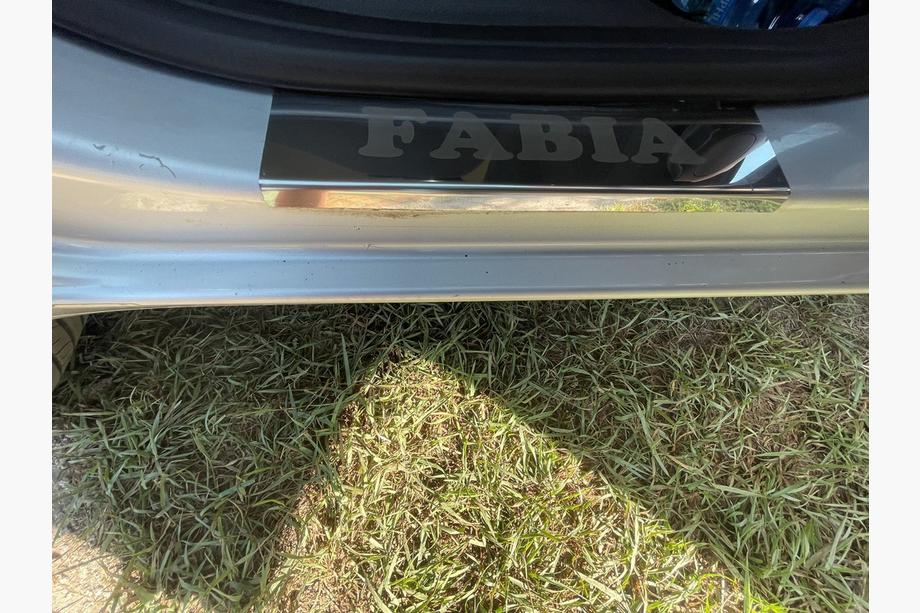 Skoda Fabia 2007-2014 Protectores de umbral Carmos (4 uds., acero inoxidable) Foto 1