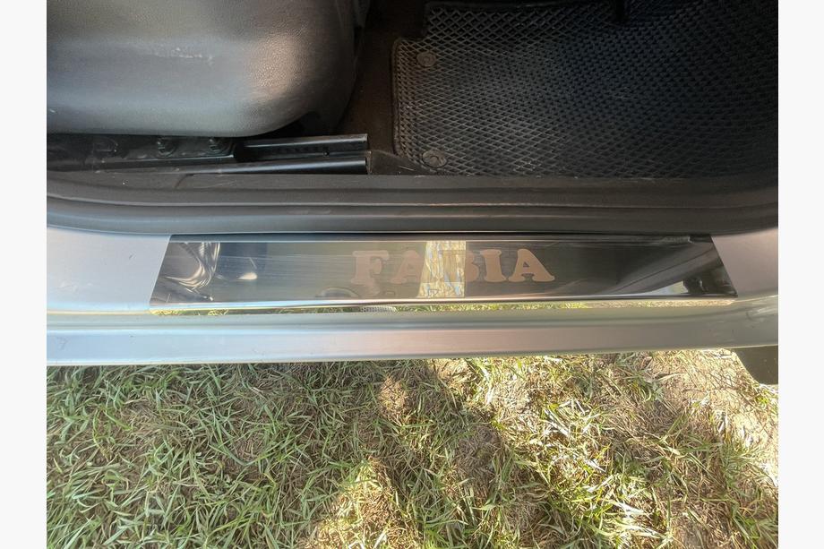 Skoda Fabia 2007-2014 Protectores de umbral Carmos (4 uds., acero inoxidable) Foto 4