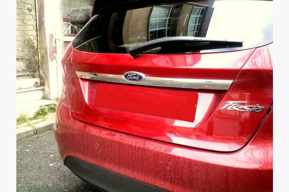 Ford Fiesta 2008-2017 Moldura cromada sobre la matrícula (acero inoxidable) OmsaLine - Acero Inoxidable Italiano Image
