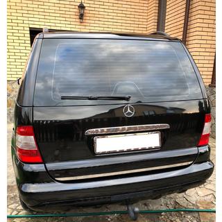 Moldura cromada sobre la matrícula (acero inoxidable) Mercedes ML W163 1997-2005 foto 1
