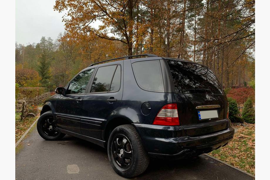 Mercedes ML W163 1997-2005 Moldura cromada sobre la matrícula (acero inoxidable) Carmos - Acero Inoxidable Turco Foto 3
