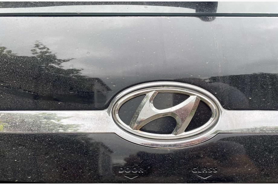 Hyundai Tucson JM 2004- Emblema (autoadhesivo, 125 mm (65 mm)) Image