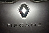 Renault Megane III 2009-2016 Emblema Megane 908897337R (270mm x 25mm) foto 2
