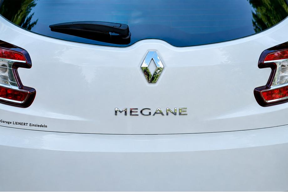 Renault Megane III 2009-2016 Emblema Megane 908897337R (270mm x 25mm) Image