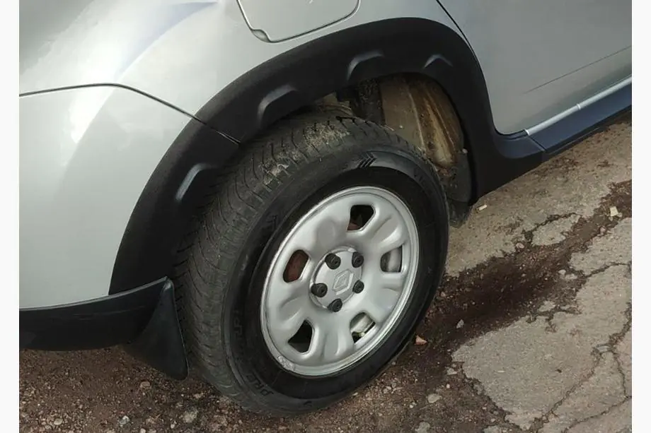 Dacia Duster 2008-2018 Aletines de aleta con bordes (8 uds, plastico) Foto 10