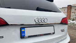 Audi Q5 2008-2017 Moldura cromada sobre la matrícula (acero inoxidable) foto 1