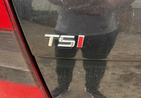 Volkswagen Scirocco 2008-2017 Emblema TSI (tipo original) TS Cromo, I Rojo foto 1