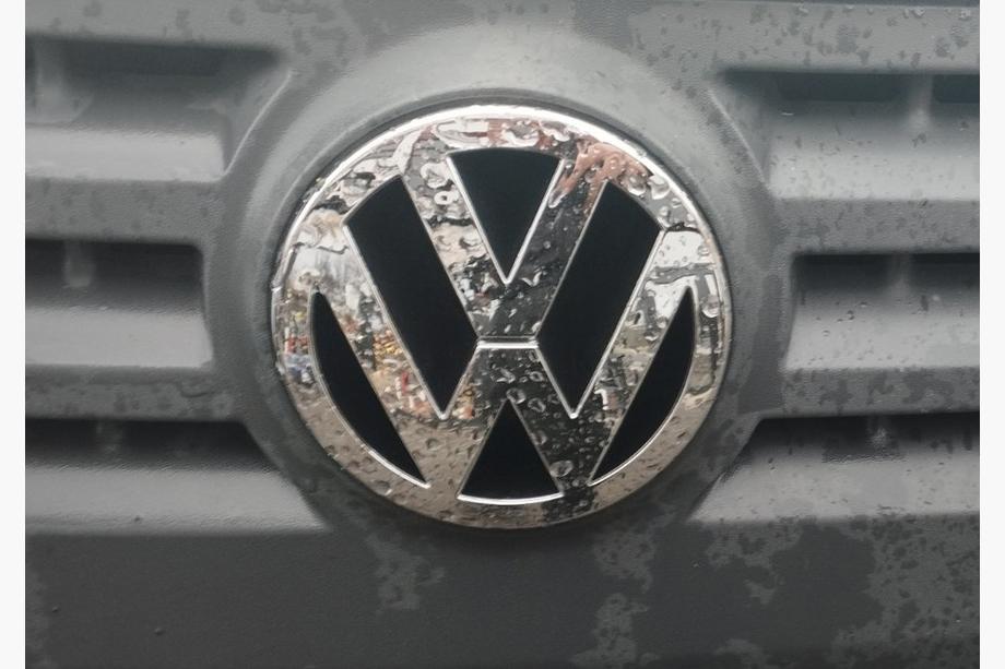 Volkswagen Passat B5 1997-2005 Emblema delantero (2001-2005, estilo original) Image