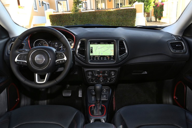 El examen de cruce Jeep Compass de la serie Trailhawk