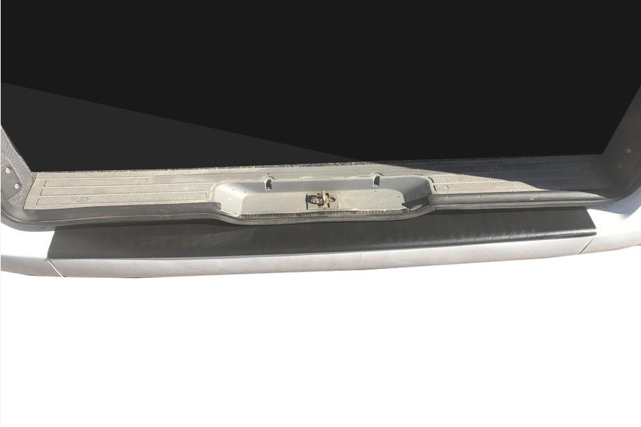 Mercedes Vito W639 2004-2014 Protector de parachoques trasero con borde (DDU, plástico) Mate Image