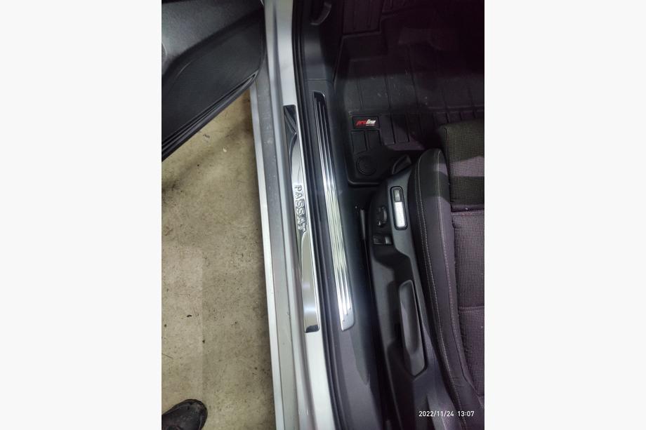 Volkswagen Passat B8 2015-2023 Protector de Umbral de Puerta OmsaLine Tipo 1 (4 uds, Acero Inoxidable) Foto 4