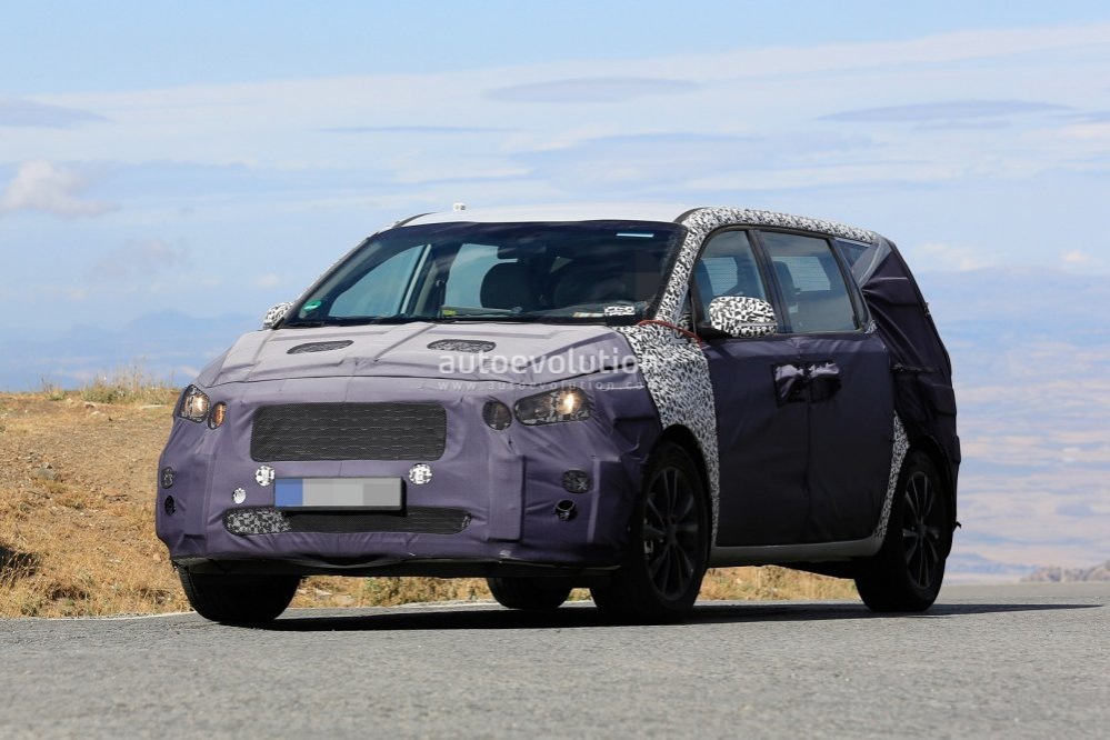 KIA comenzó a probar un nuevo modelo Sedona minivan