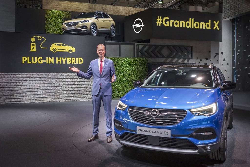 Opel regalaba su primer coche híbrido