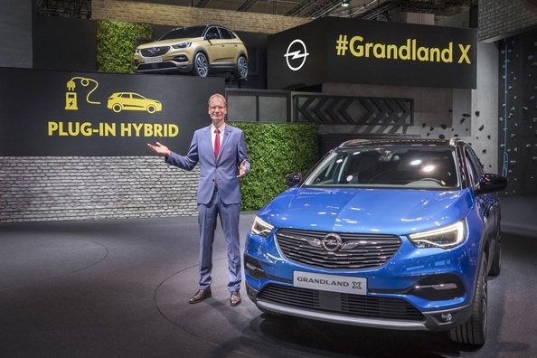 Opel regalaba su primer coche híbrido