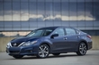 El examen de un sedán Nissan Teana foto 3