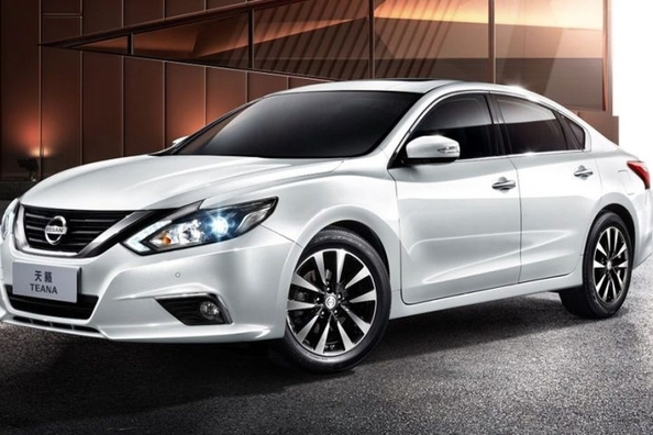 El examen de un sedán Nissan Teana
