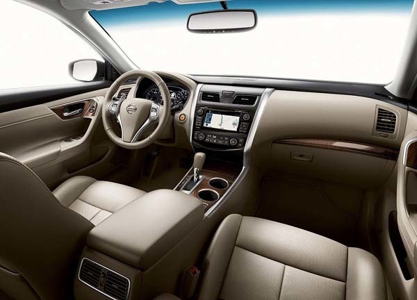 El examen de un sedán Nissan Teana
