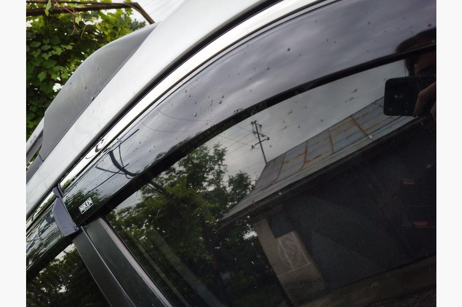 Kia Sportage 2004-2010 Deflectores de ventana con moldura cromada (4 uds, Niken) Foto 6