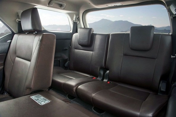 Descripción general 7-local de una camioneta Toyota Fortuner Foto 4