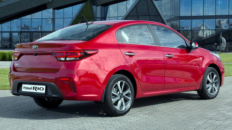 El examen de un sedán KIA Rio