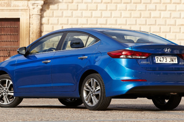 Revisión de sedán Hyundai Elantra de la sexta generación Foto 4