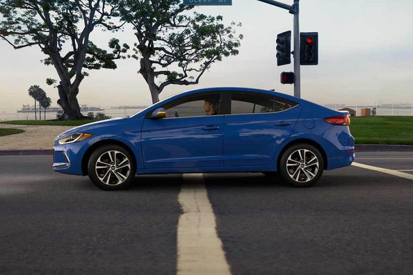 Revisión de sedán Hyundai Elantra de la sexta generación Foto 3