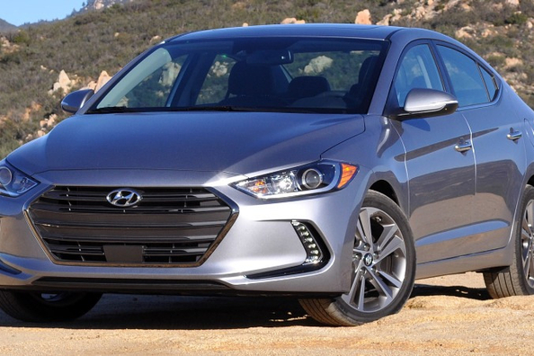 Revisión de sedán Hyundai Elantra de la sexta generación Foto 2