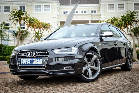 Reseña de cargado, un sedán de Audi S4
