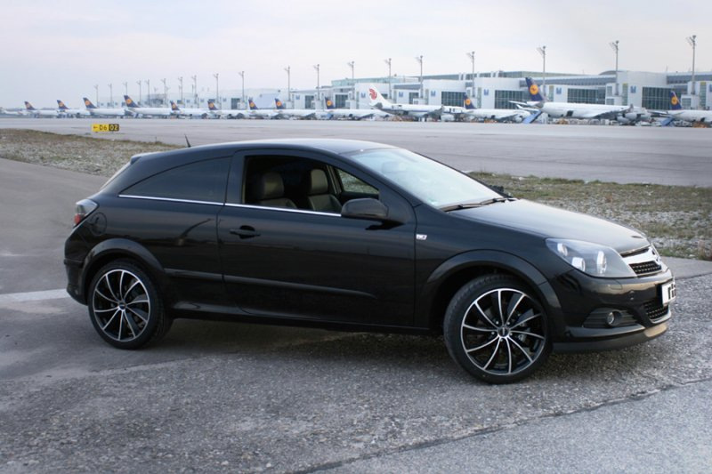 El tuning en el que Opel Astra H con sus manos