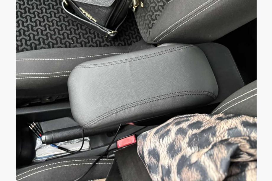 Citroen C-3 2009–2016 Reposabrazos (con adaptador de plastico para portavasos) Foto 5