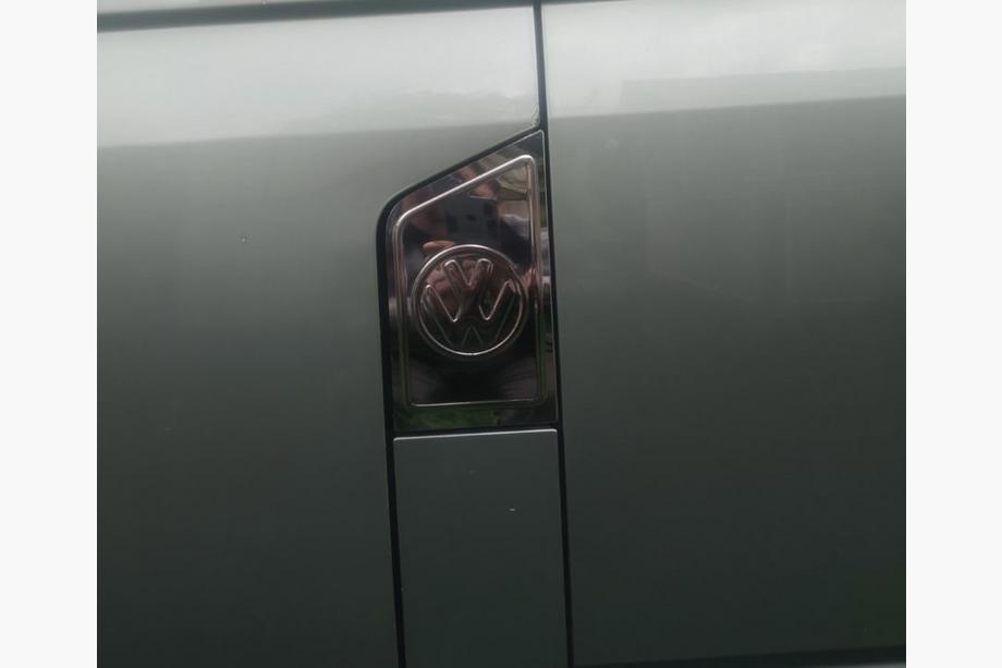 Volkswagen T5 Multivan 2003–2010 Cubierta de Tapa de Combustible con Logo (Carmos) Image