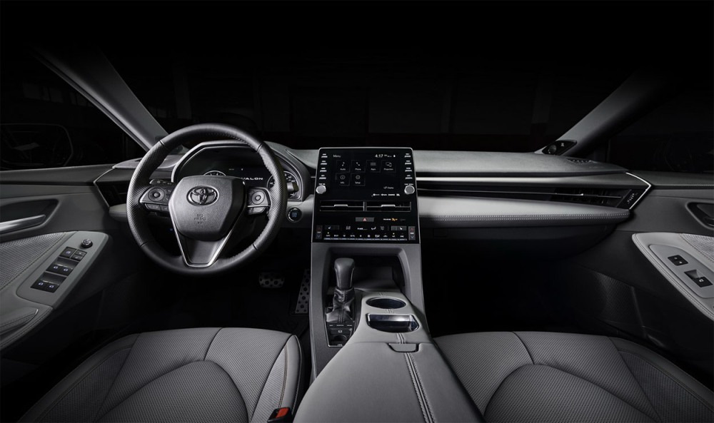 El buque insignia sedán Toyota Avalon 2018 del modelo del año