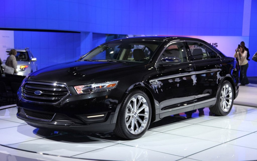 El examen de la berlina de Ford Taurus 2013 del modelo del año