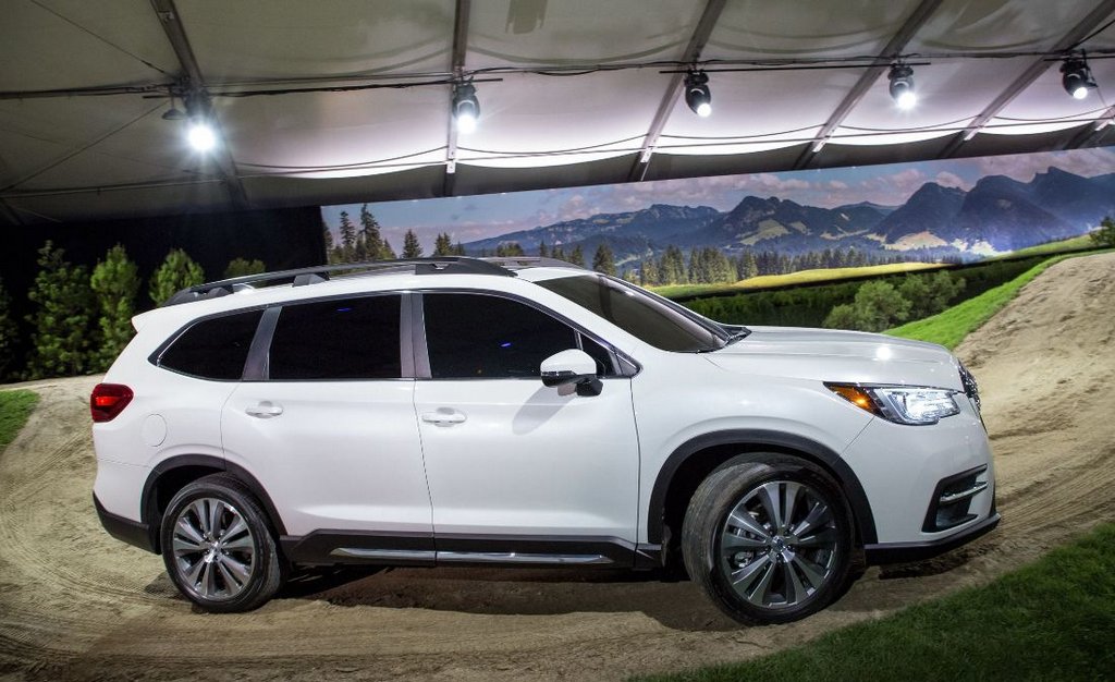 El examen de la insignia de los suv de Subaru Ascent
