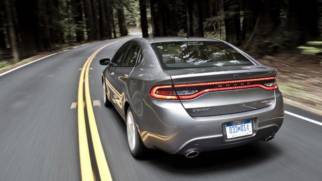 El examen de un sedán Dodge Dart