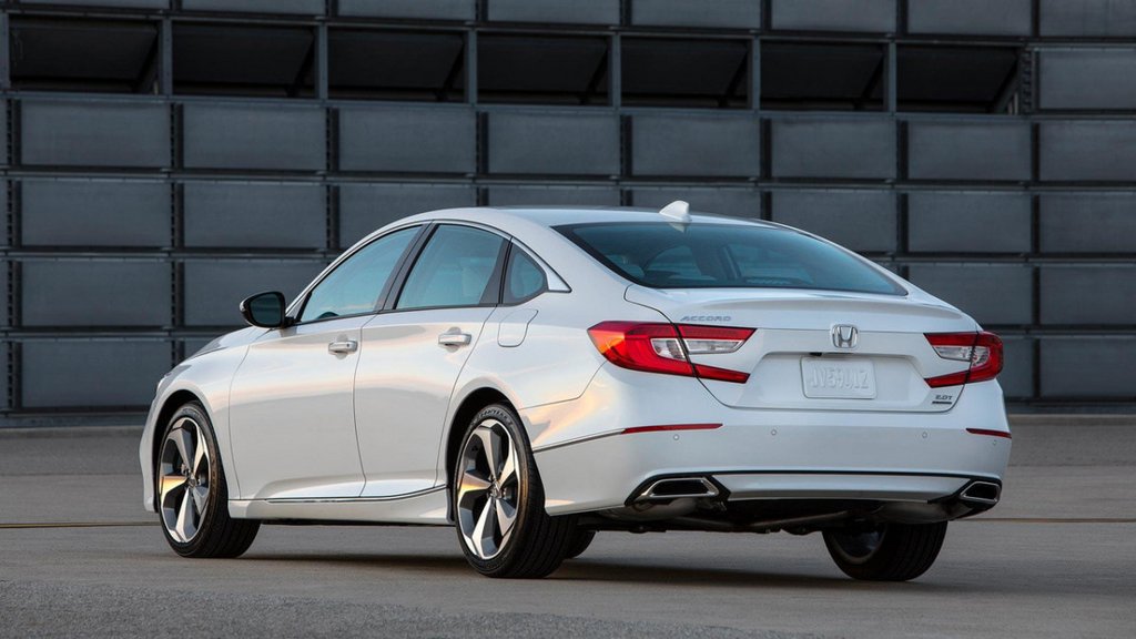 El examen de un sedán Honda Accord décima generación