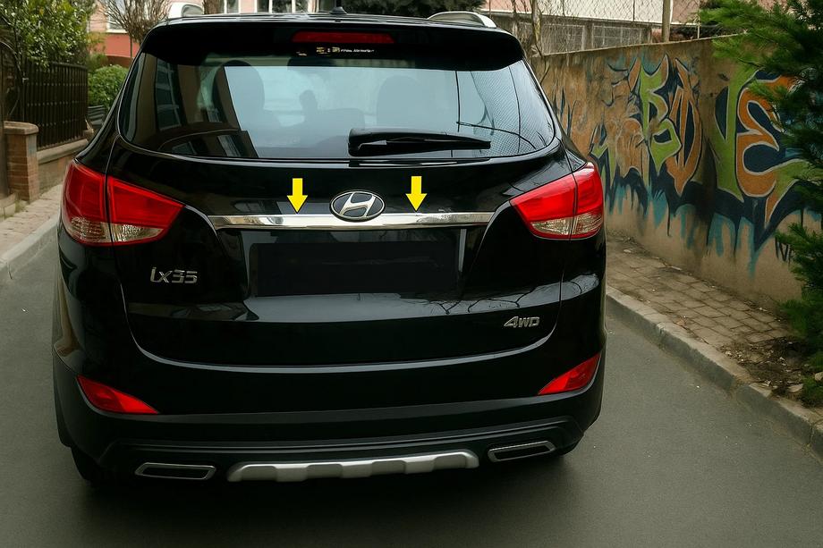 Hyundai IX-35 2010-2015 Moldura cromada sobre la matrícula (ancha) Acero Inoxidable Pulido Foto 3