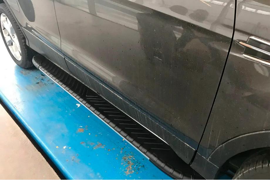 Ford Kuga/Escape 2013-2019 Estribos laterales Bosphorus Grey (2 uds., aluminio) Con moldura negra en las puertas Foto 7