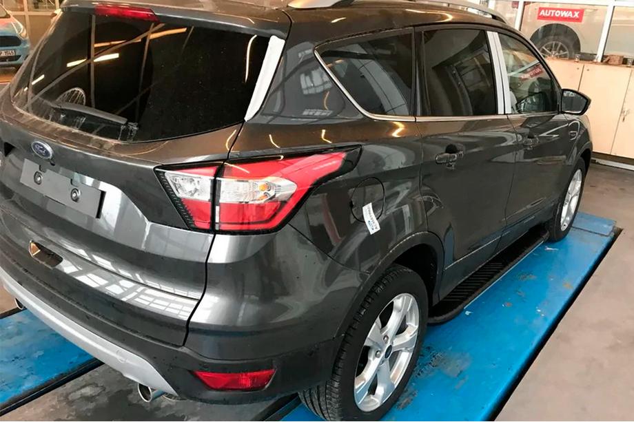 Ford Kuga/Escape 2013-2019 Estribos laterales Bosphorus Grey (2 uds., aluminio) Con moldura negra en las puertas Foto 6