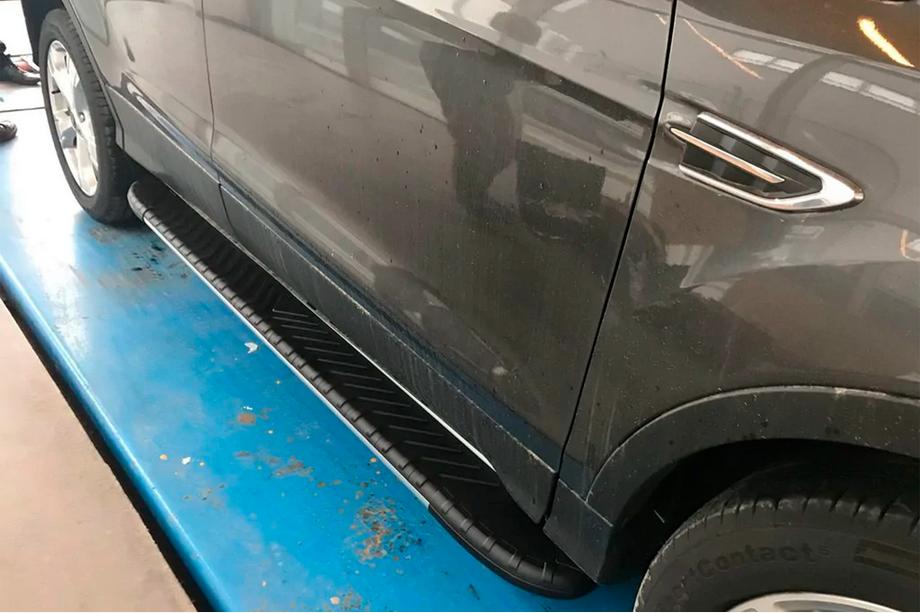 Ford Kuga/Escape 2013-2019 Estribos laterales Bosphorus Grey (2 uds., aluminio) Con moldura negra en las puertas Foto 4