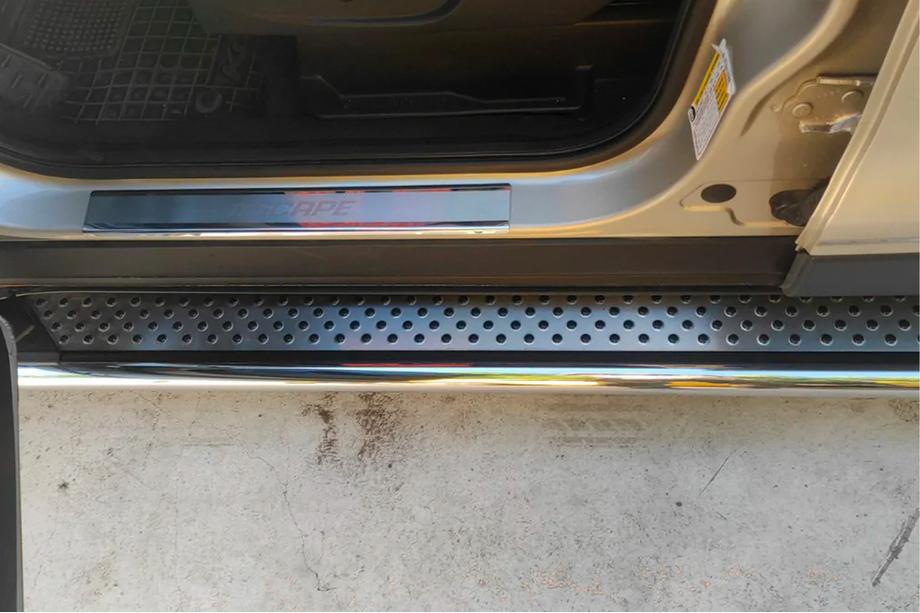 Ford Kuga/Escape 2013-2019 Estribos Laterales Maydos V2 (2 uds., Aluminio + Acero Inoxidable) Con moldura negra en las puertas Foto 7