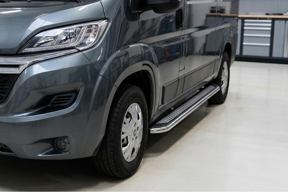 Peugeot Boxer 2006-2025 Estribos Laterales Maydos V2 (2 uds., Aluminio y Acero Inoxidable) Batalla Corta Image