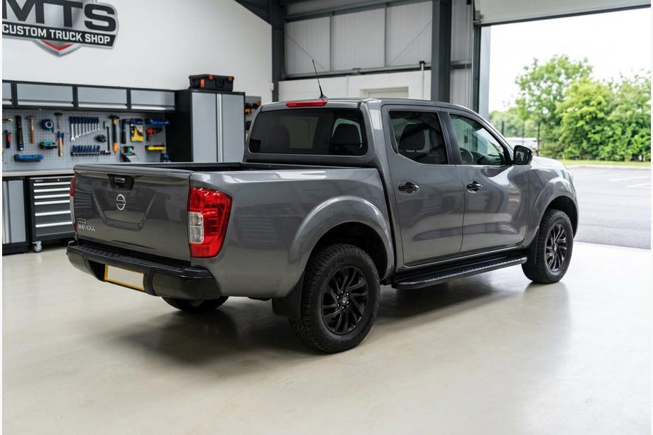 Nissan Navara/NP300 2016- Estribos Laterales Bosphore Black (2 uds., Aluminio) Image