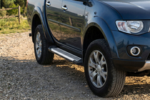 Mitsubishi L200 2015-2024 Estribos Laterales Line (2 uds., Aluminio) foto 1