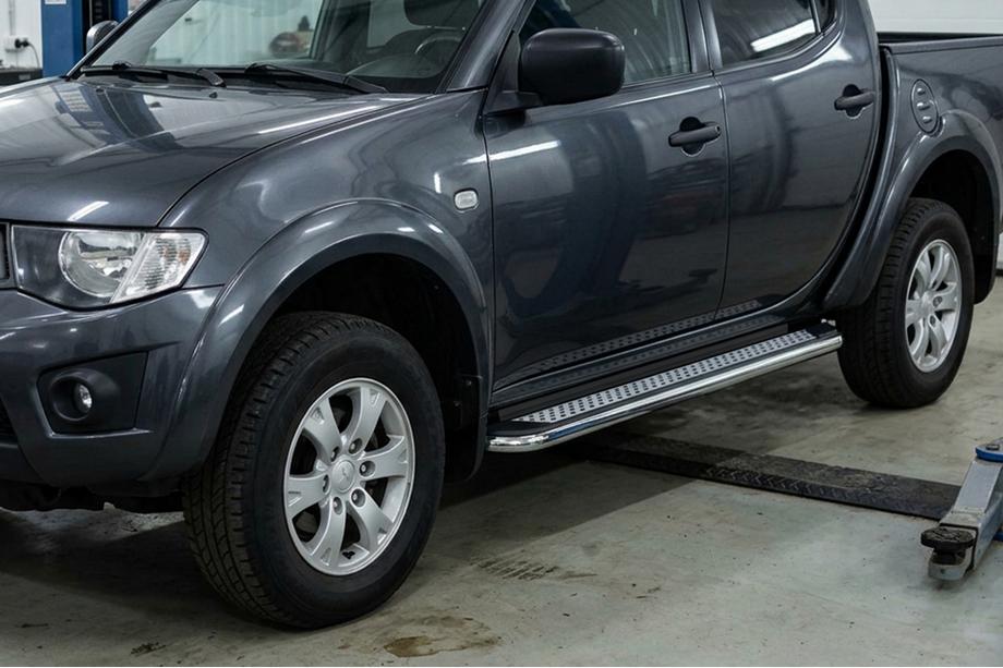 Mitsubishi L200 2015-2024 Estribos Laterales Maydos V2 (2 uds., Aluminio y Acero Inoxidable) Image