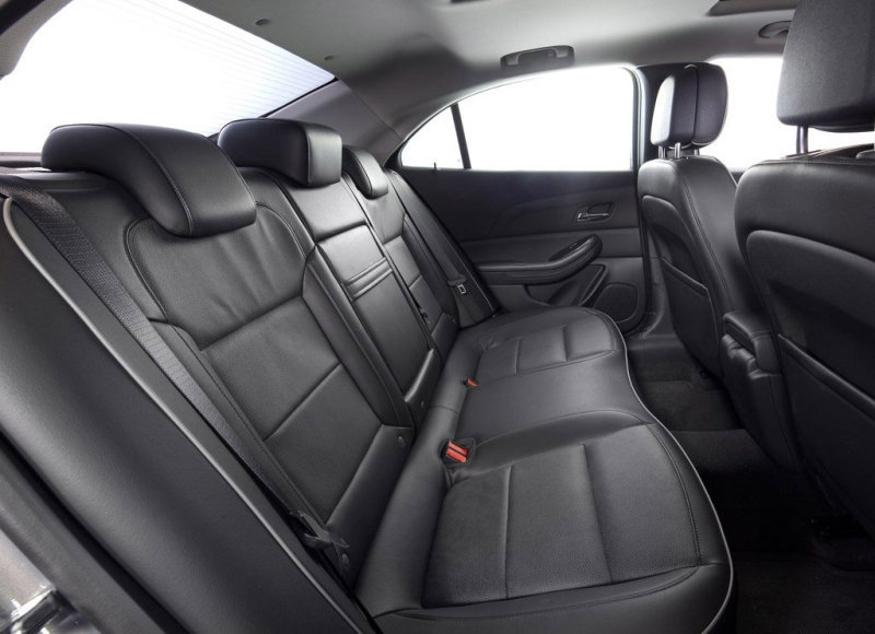 El examen de un sedán de Chevrolet Malibu de la novena generación